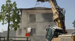 שלוש שנות עשייה מאומצת וליווי משפטי צמוד משתכללים הבוקר להתרגשות של משרדנו, בטקס הריסת הבניין הישן ברח׳ הירשנזון 64 ברחובות.